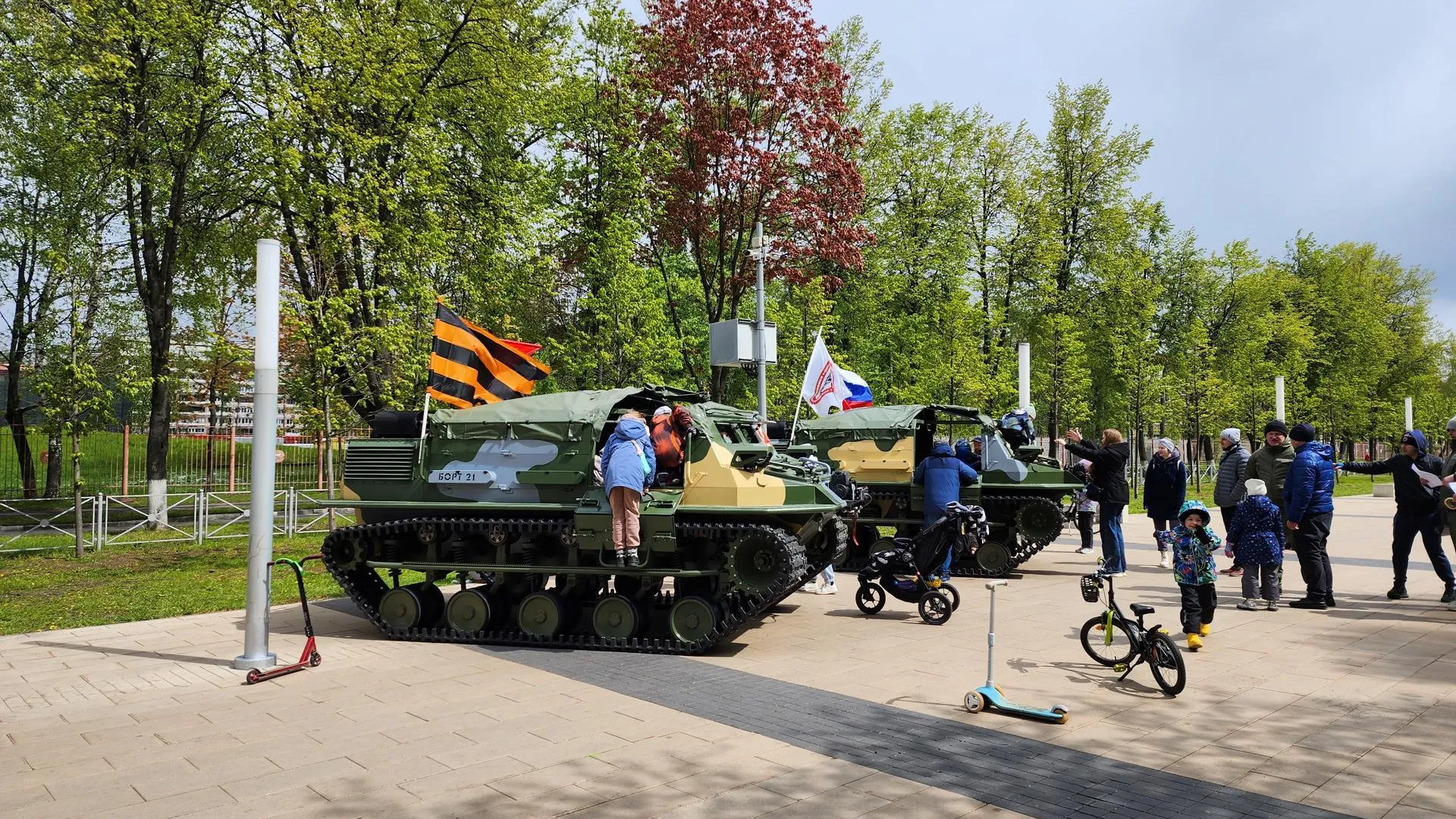 В Королеве проходит выставка военной техники и ретроавтомобилей в честь Дня Победы