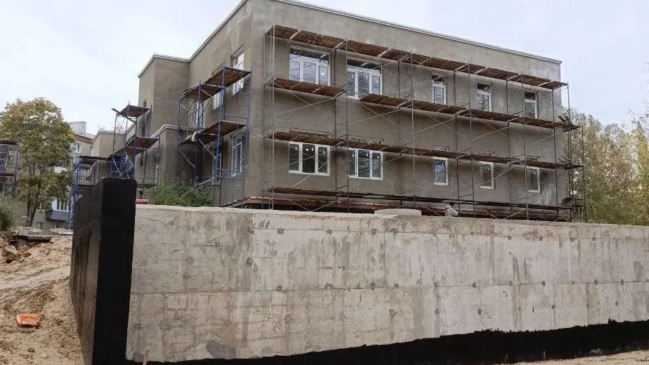 В Дзержинском округе продолжается капремонт двух дошкольных зданий