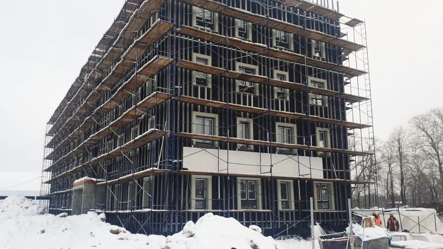 Началась облицовка фасада строящейся поликлиники в коломенском микрорайоне Подлипки