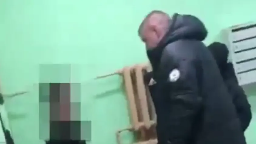 Пьяный мужчина напал на детей в подъезде Балашихи, обозвав одного из них «чуркой»