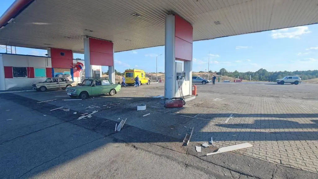 Украинский дрон разнес автозаправку в Энергодаре, двое пострадали