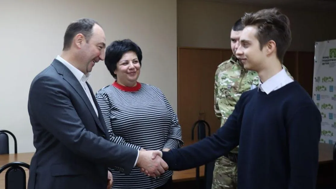 Руководитель Ступина поздравил с днем рождения сына погибшего участника СВО