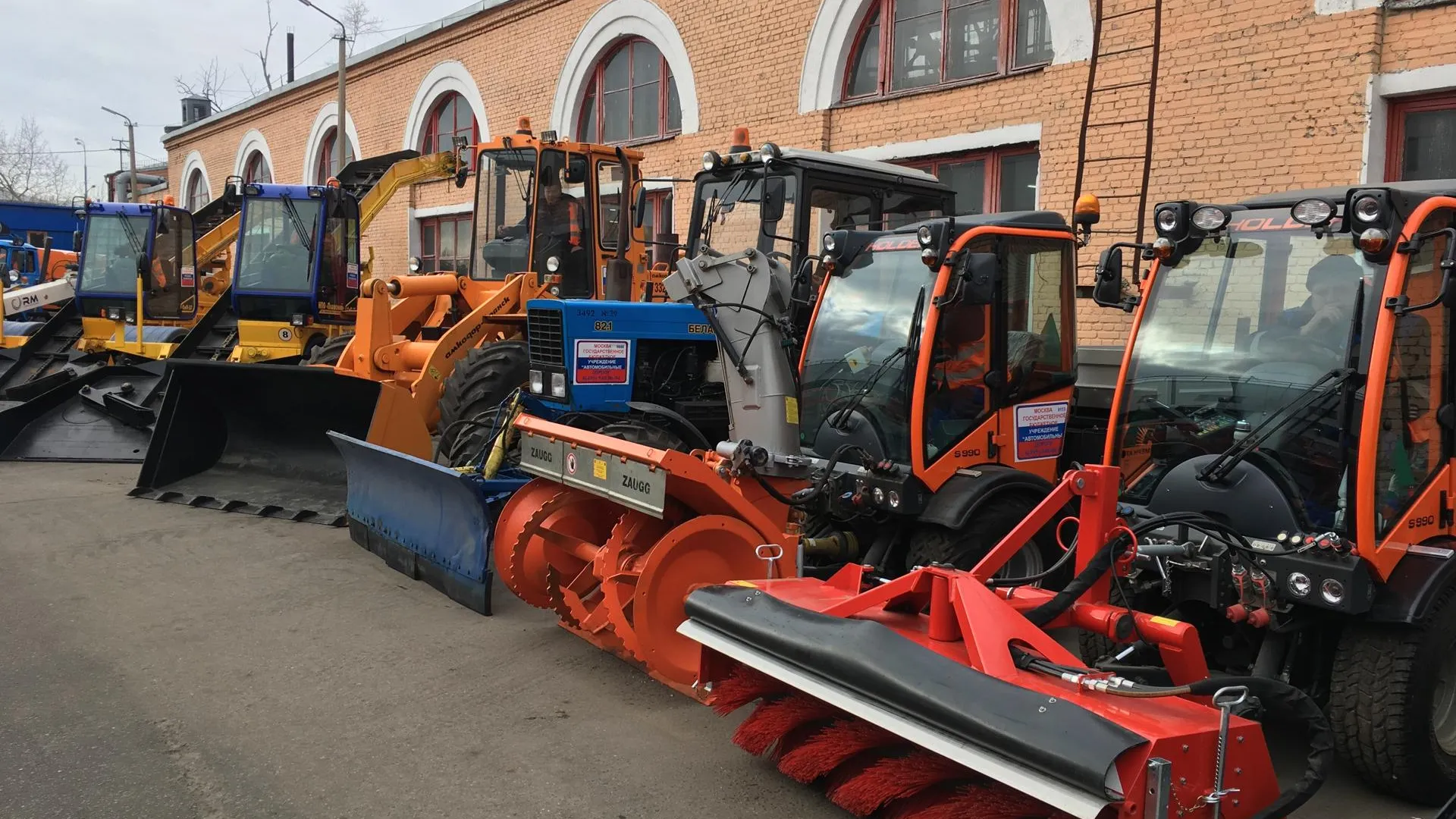 Дорожные службы Подмосковья начали переоснащать технику к зиме