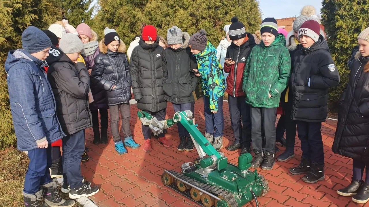 Бойцы ОМОН «Русич» показали робота‑сапера школьникам Подольска