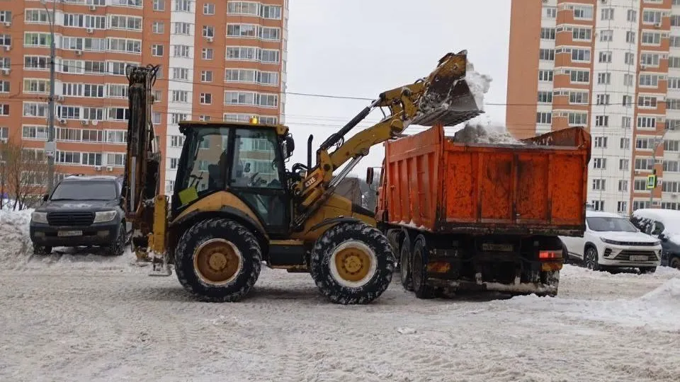 В Пущине на выходных убрали дворы и парковки от снега