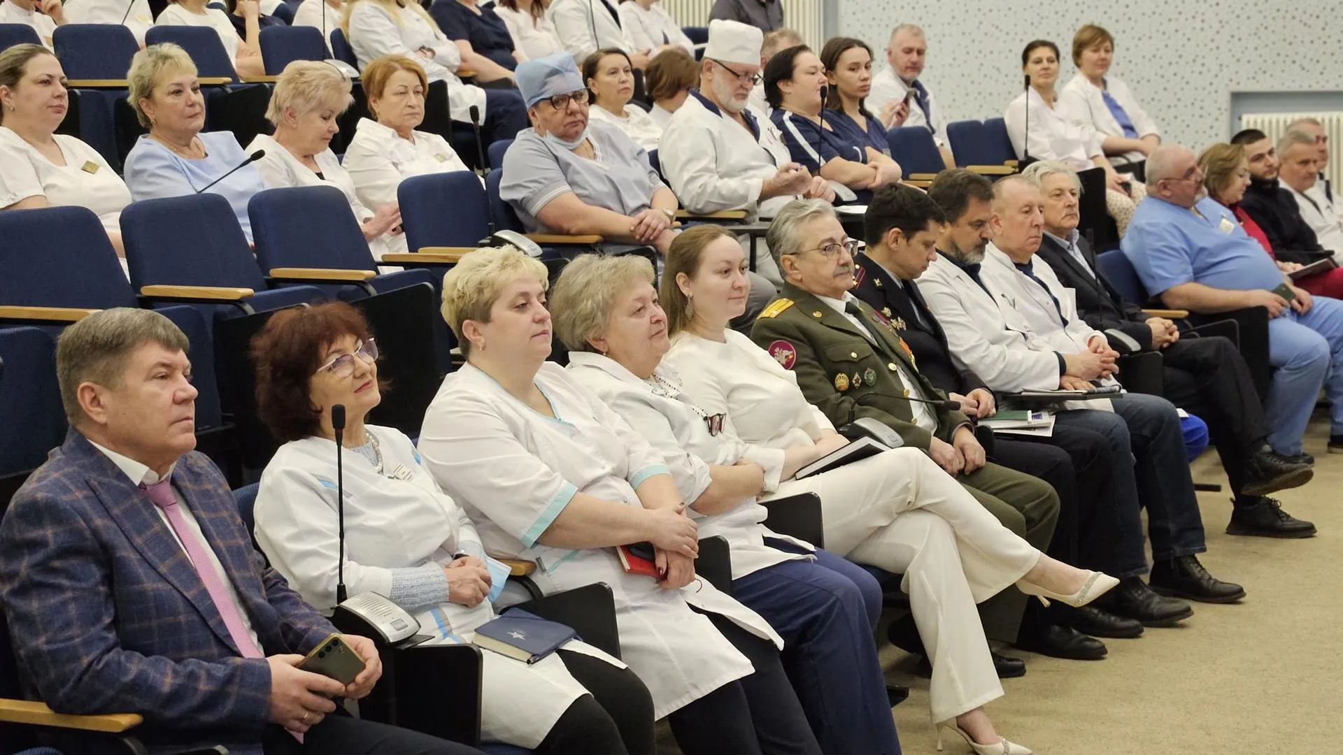 Главврач онкодиспансера Подмосковья поздравил коллег с  Днем защитника Отечества