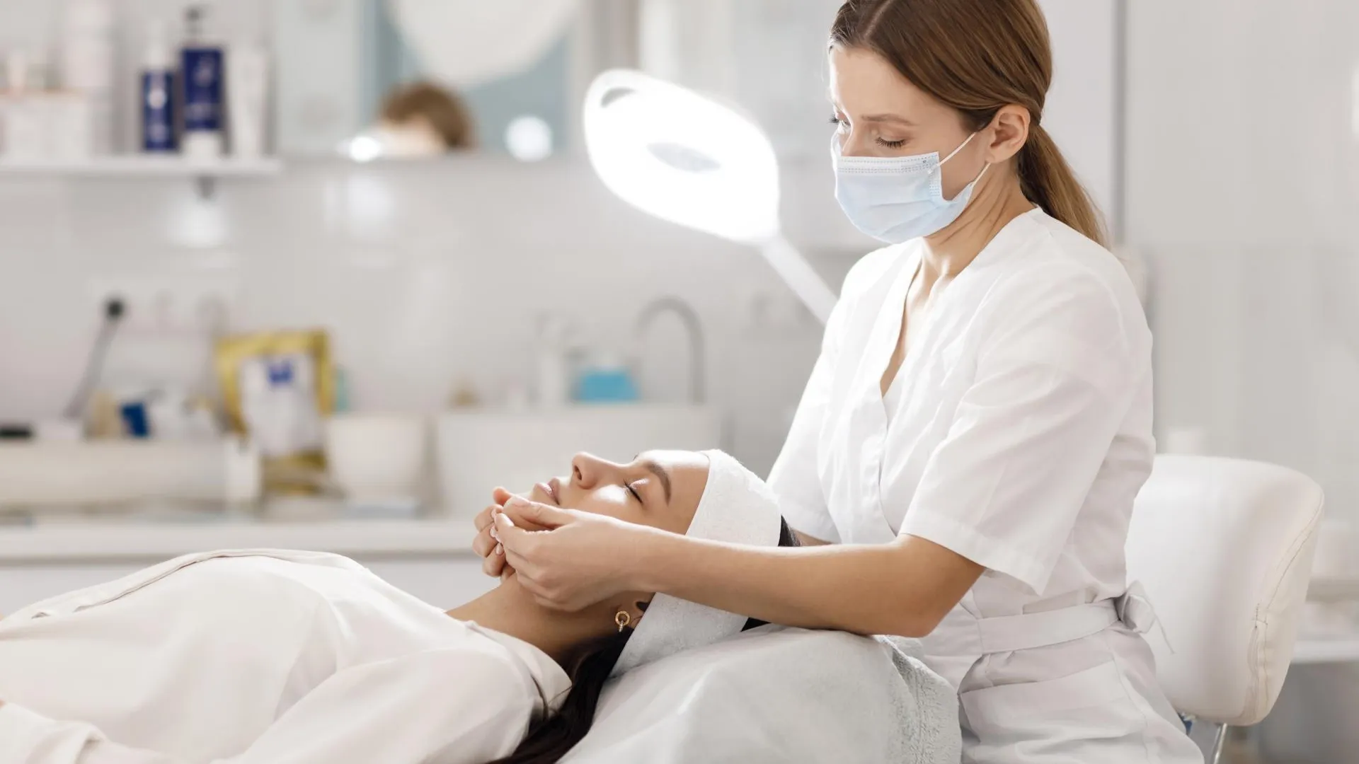 Будьте внимательны: названы 3 признака недобросовестного косметолога