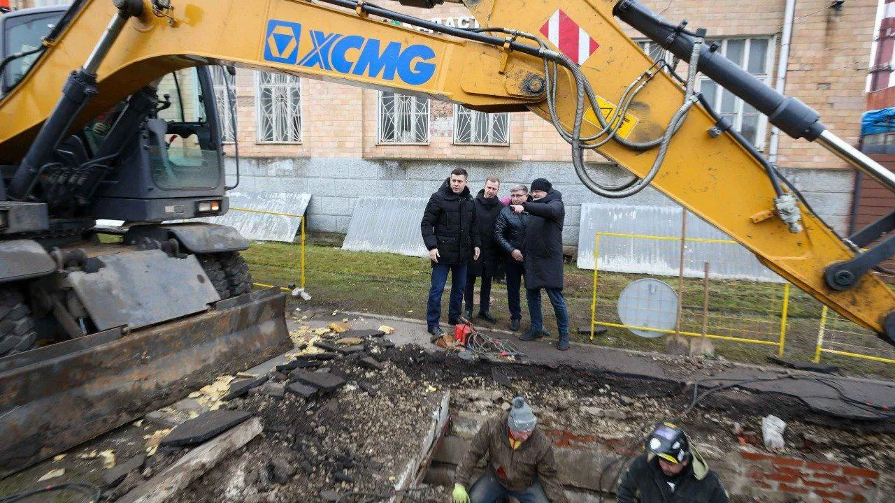 Прорыв трубопровода на улице Кирова в Подольске устранят к вечеру