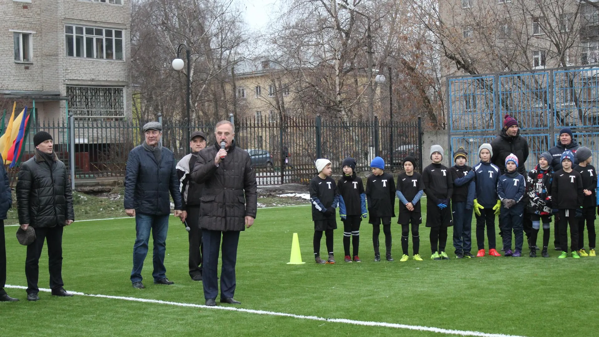 Футбольное поле открыли после реконструкции стадиона в поселении Томилино Люберец
