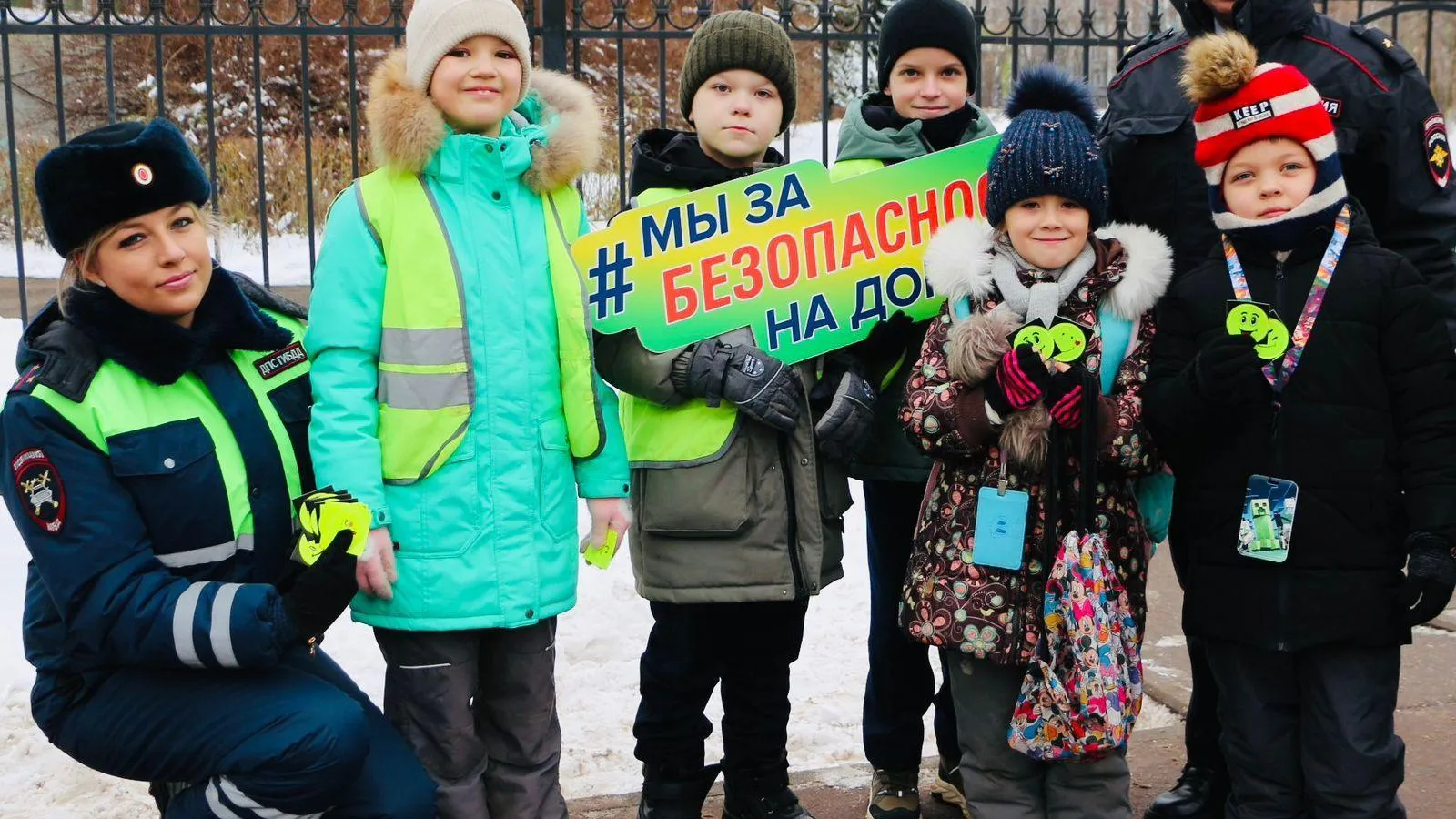 Сотрудники ГАИ Люберец во время акции напомнили жителям правила безопасности на дорогах