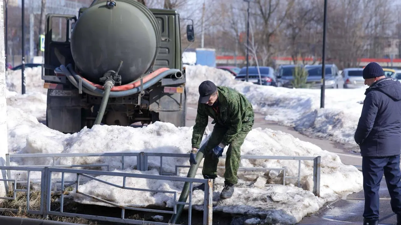 Коммунальные службы округа устраняют локальные подтопления, образовавшиеся в связи с активным таянием снега