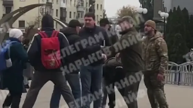 В Харькове прохожие отбили у военкомов 16-летнего подростка