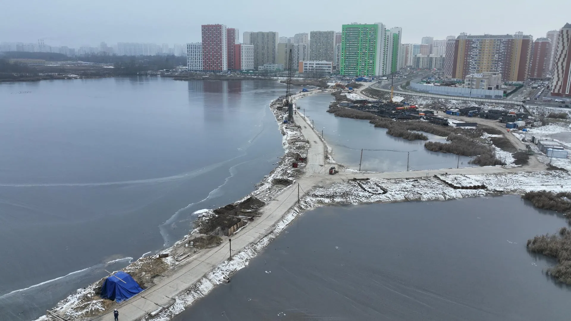 В Люберцах продолжается строительство пешеходного моста «Дружба»