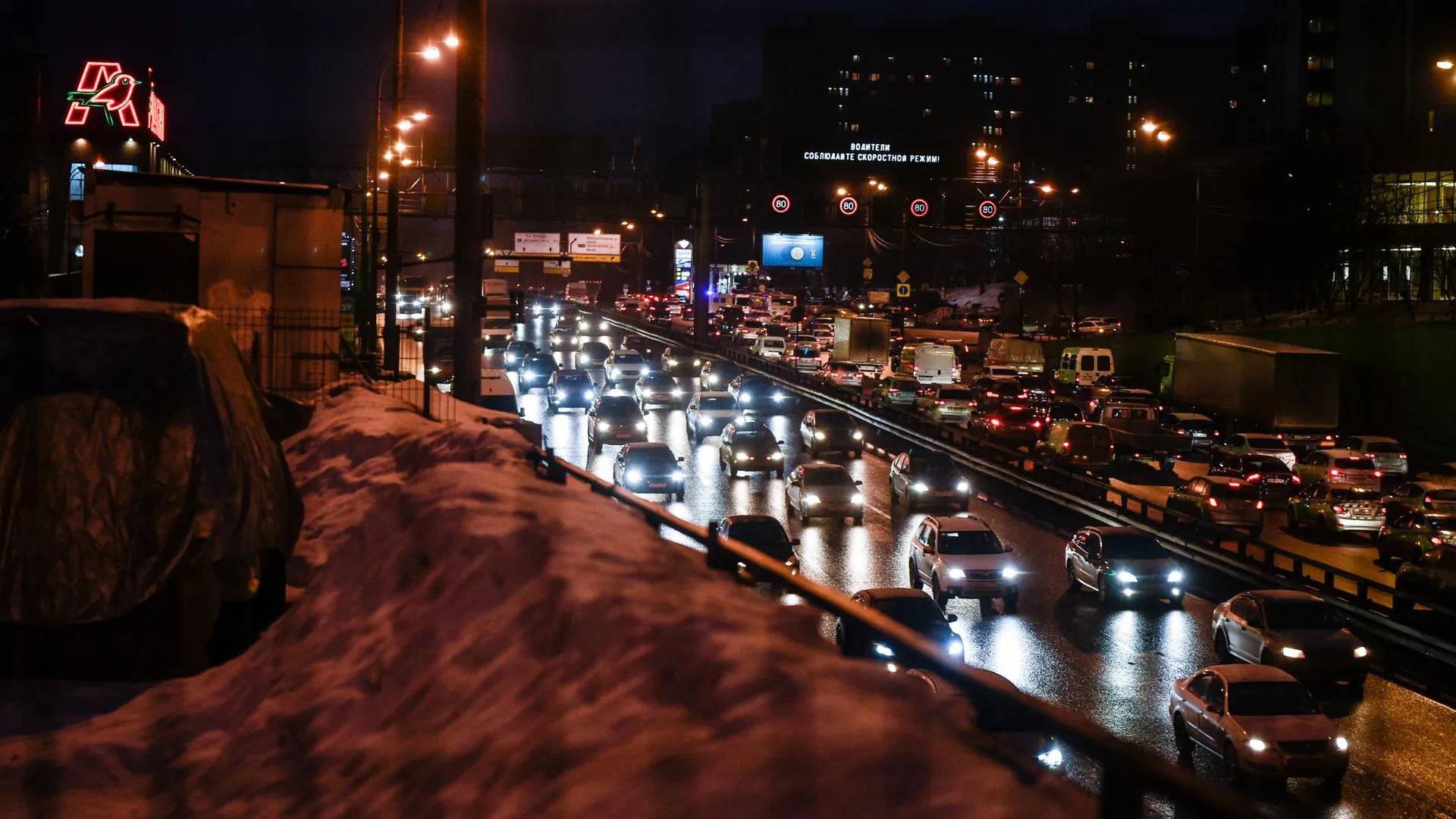 Пробки на дорогах Москвы в четверг достигли 7 баллов