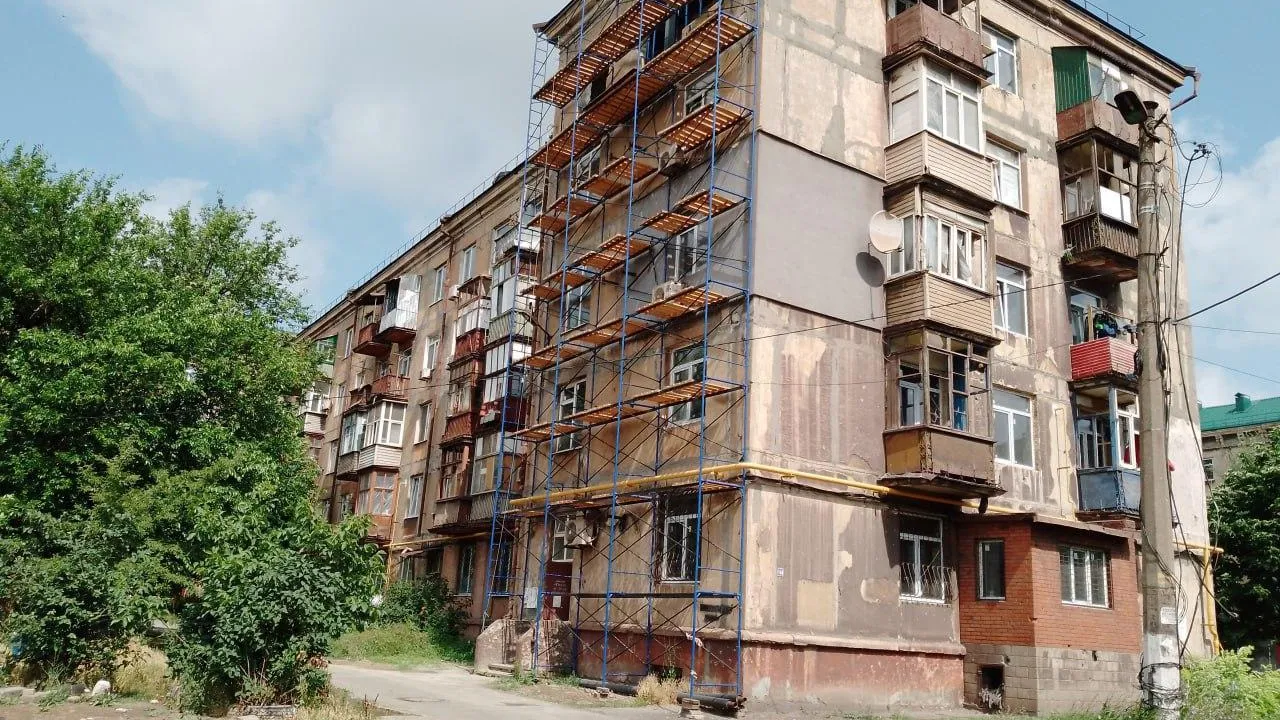 Строители из Московской области продолжают восстановление домов в Мариуполе