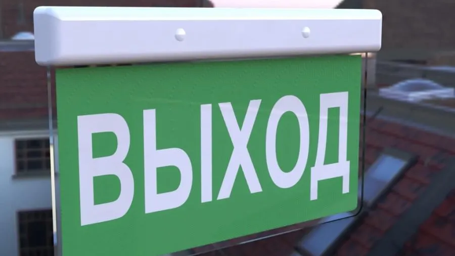 Как должны размещаться пожарные выходы из общественных зданий