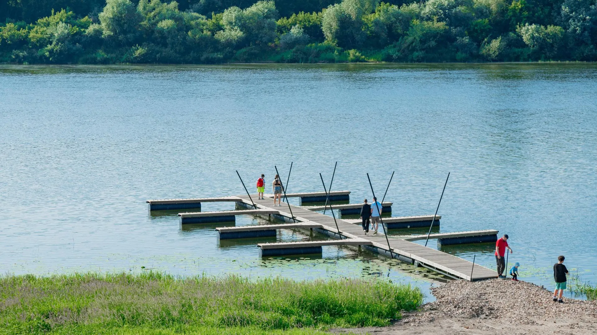 Новую зону отдыха у воды обустроили на набережной реки Ока в Кашире