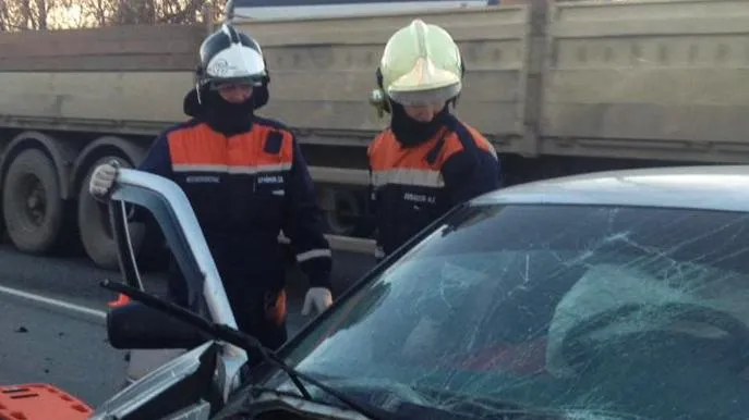 В Луховицах спасатели помогли водителю выбраться из автомобиля после ДТП