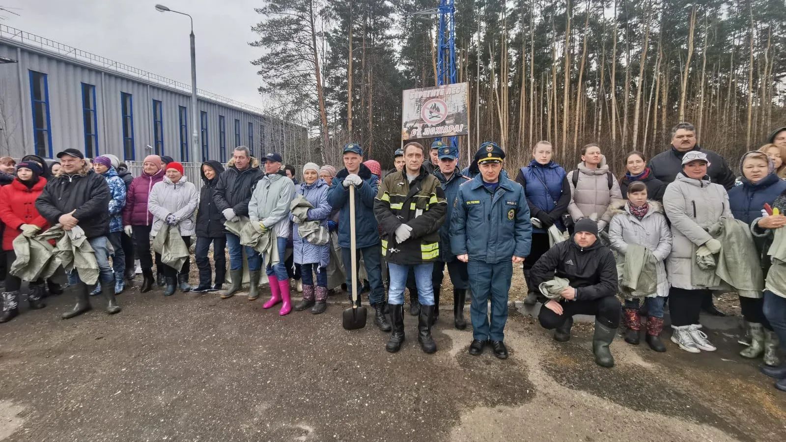 В микрорайоне Климовск Подольска сотрудники МЧС очистили лесопарк «Сосновка»