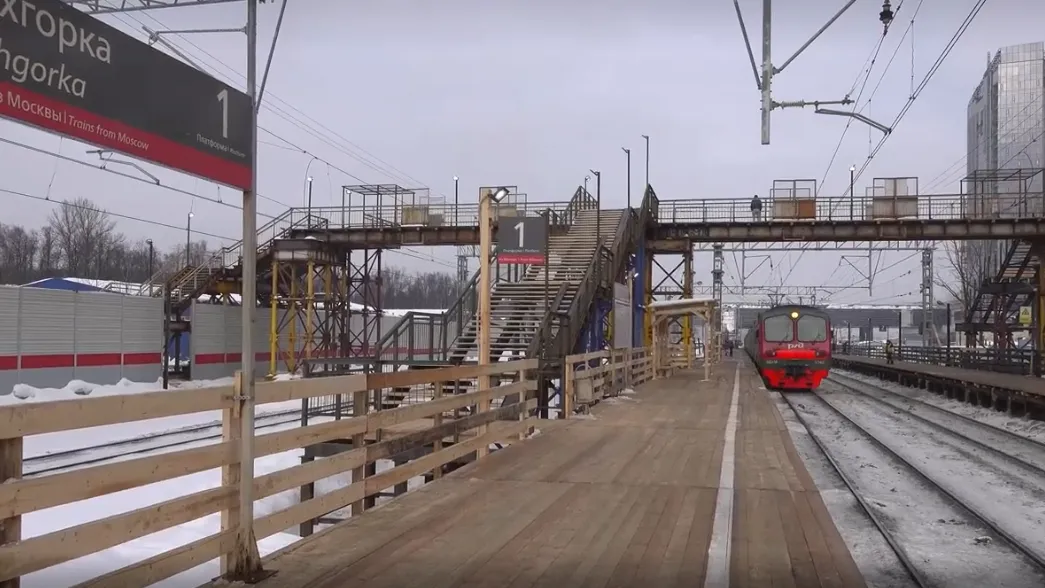 Дополнительные спуски с моста открыли на остановке «Трехгорка» в Одинцовском районе