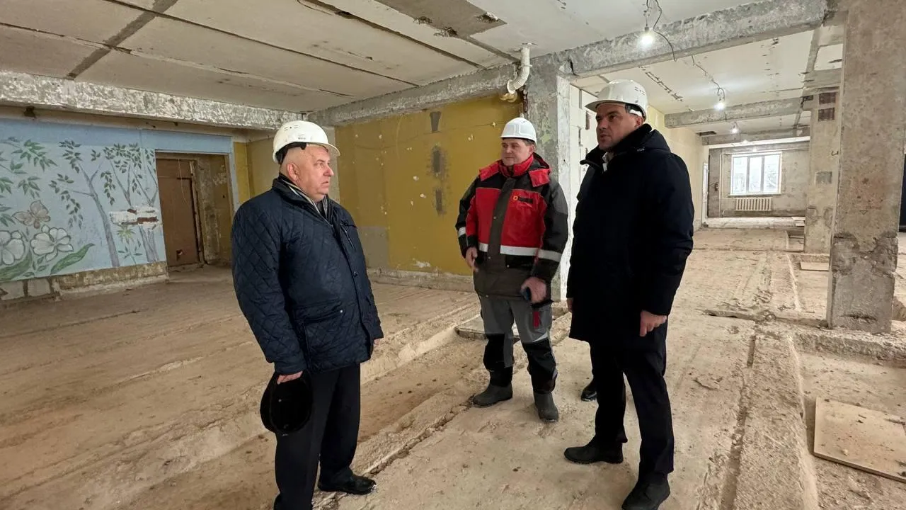 В хирургическом корпусе больницы Можайска снесли все внутренние конструкции