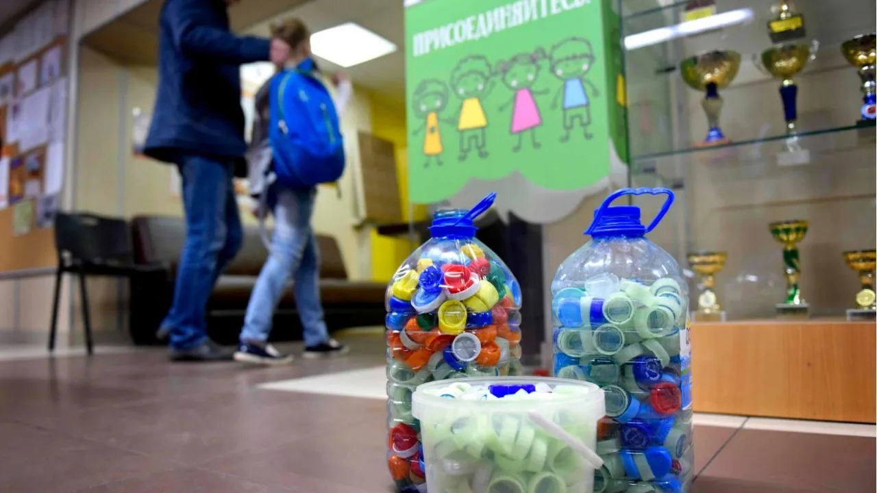 Первый в Подмосковье контейнер для сбора пластиковых бутылочных крышек установили в Химках