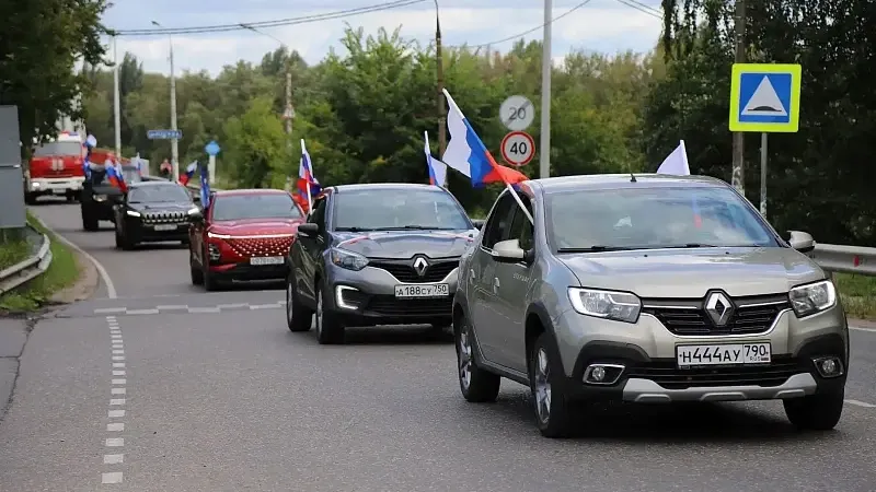 В Воскресенске прошел автопробег ко Дню флага России