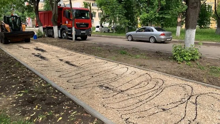 В микрорайоне Климовск Подольска начали укладывать асфальт на улице Заводская