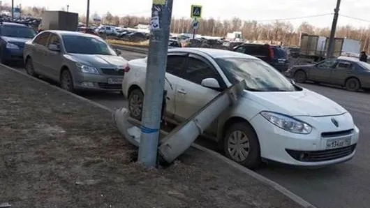 Часть столба упала на припаркованный автомобиль в микрорайоне Люберец