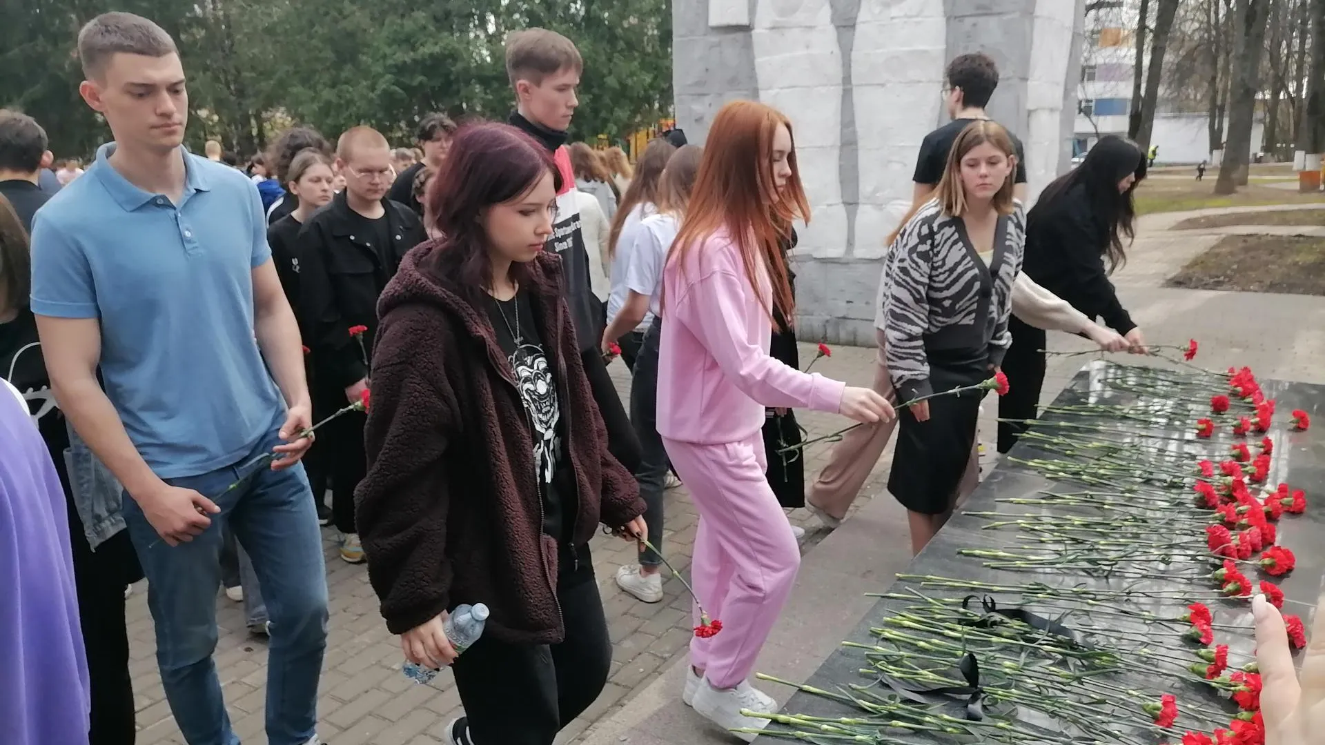 Жители Наро-Фоминска возложили цветы к мемориалу погибших в годы ВОВ