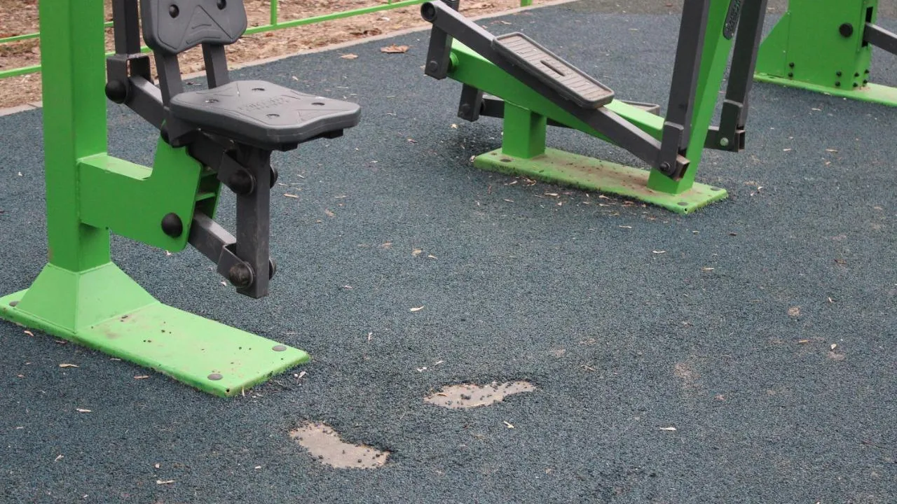 Подрядчика в Подольске попросили исправить некачественную детскую площадку