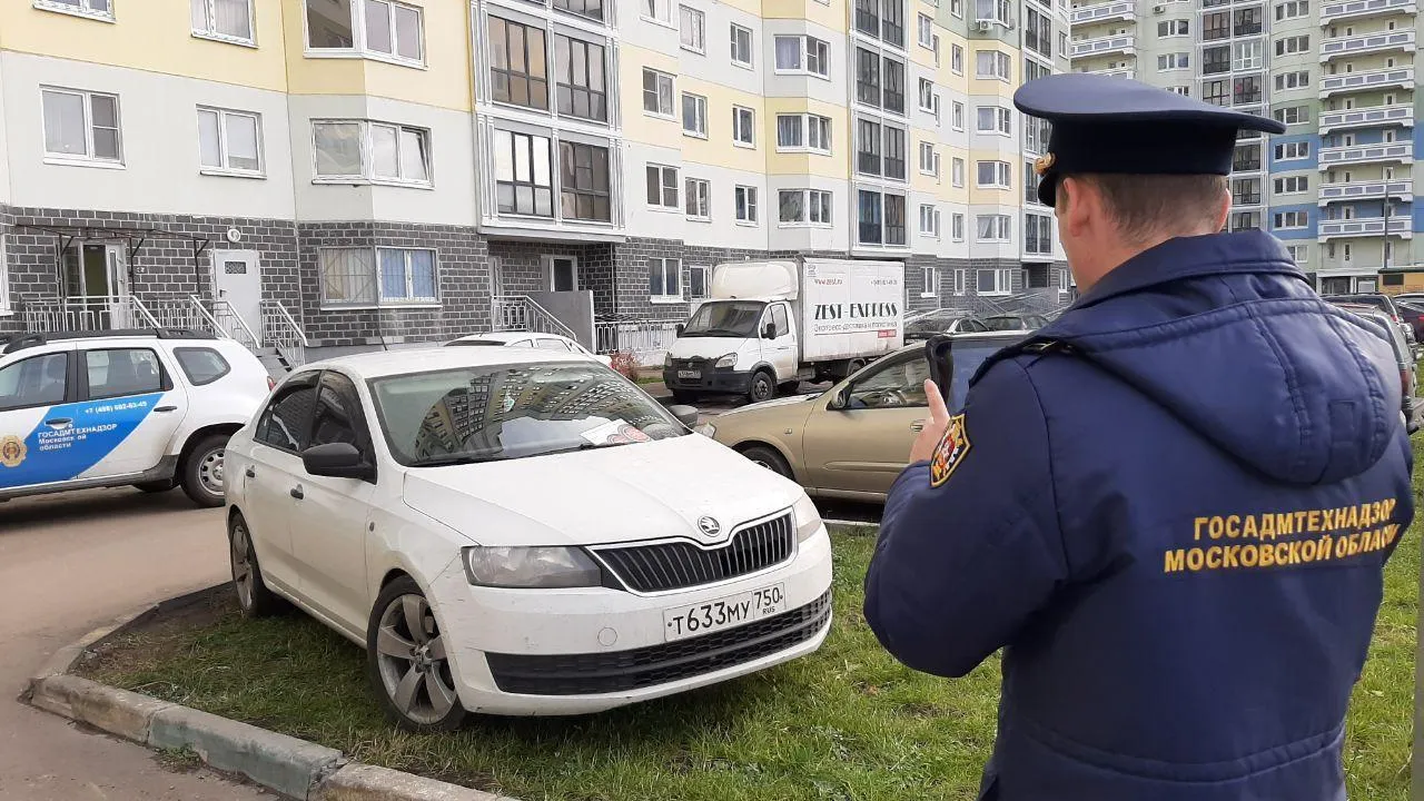 Более 100 попыток парковки на газонах пресекли в Домодедове в октябре