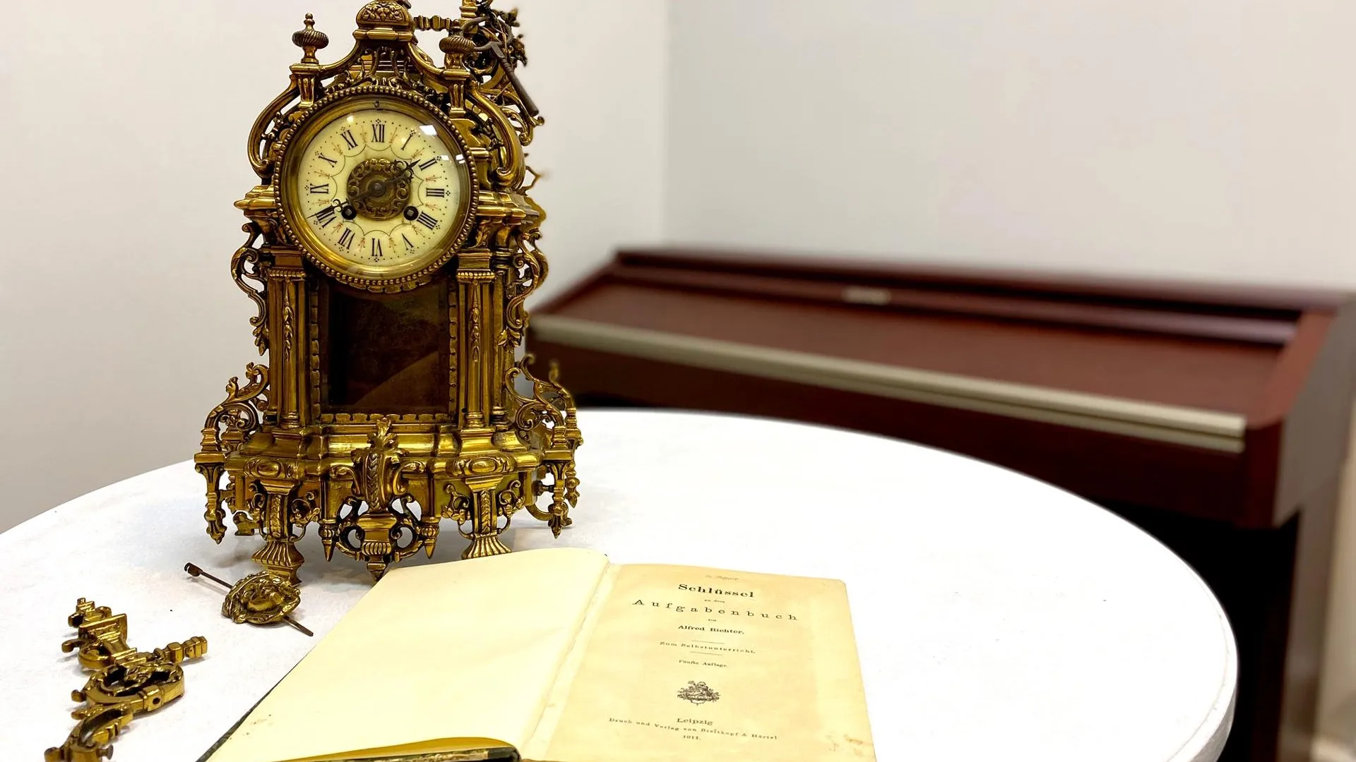 Изъятые на Домодедовской таможне старинные часы и книгу передали в музеи