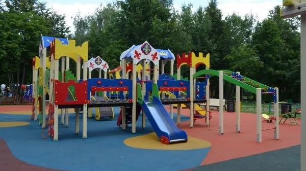 Современную детскую площадку планируют установить на улице Спортивная в Дзержинском в мае
