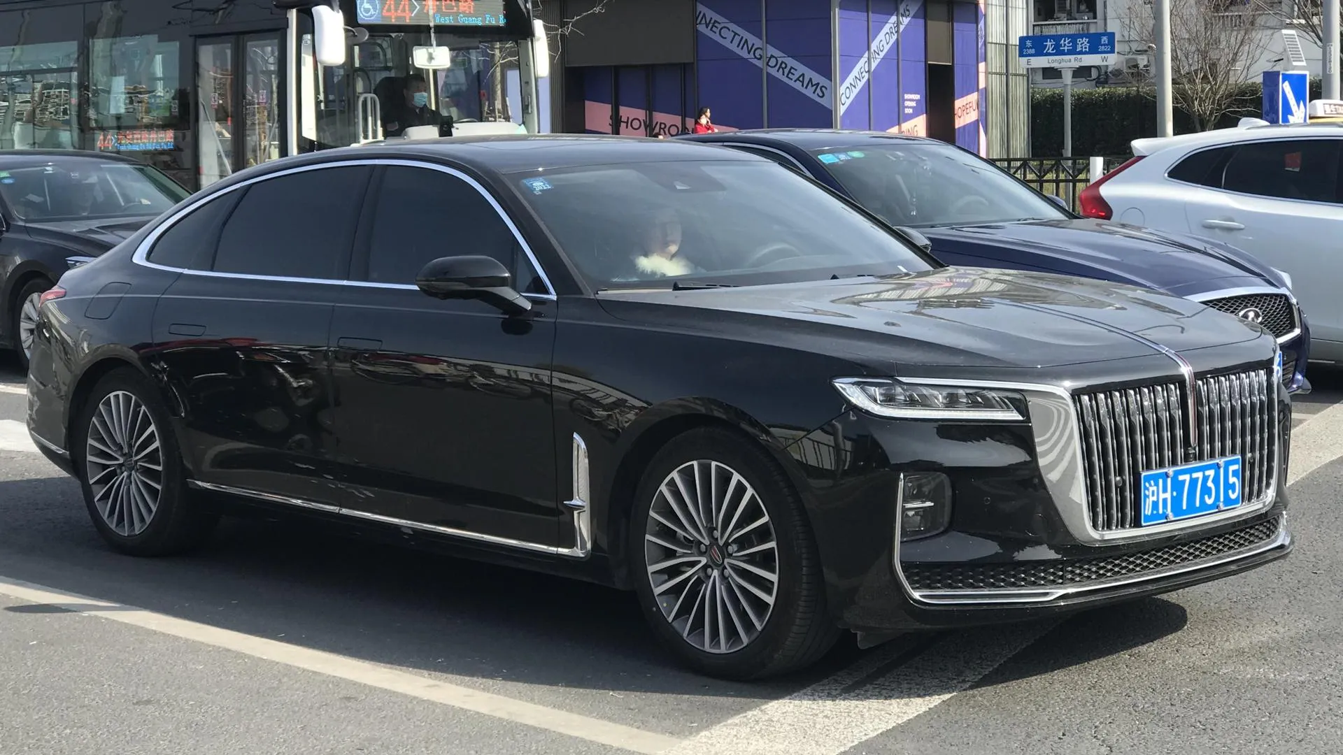 Люксовые «китайцы»: на каких авто поедут почетные гости Парада Победы