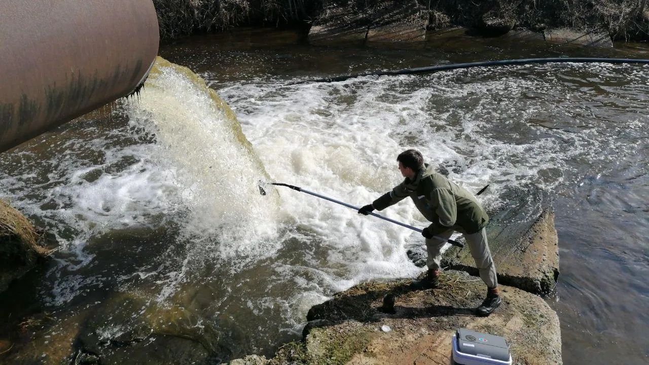 Специалисты ГКУ «Мособлэкомониторинг» проверили воду в 2 водоемах Лотошина