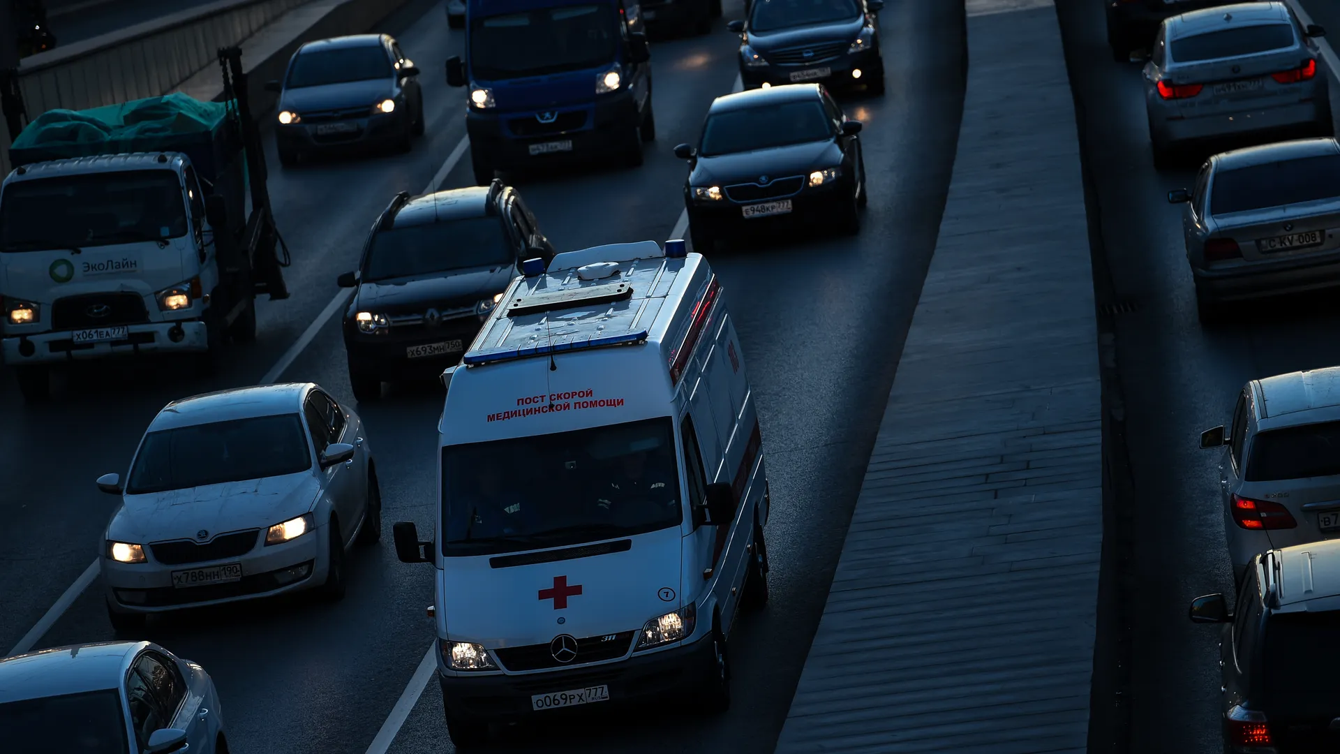 «Оторвало часть ноги»: выпавшего из окна студента в Москве спасают врачи