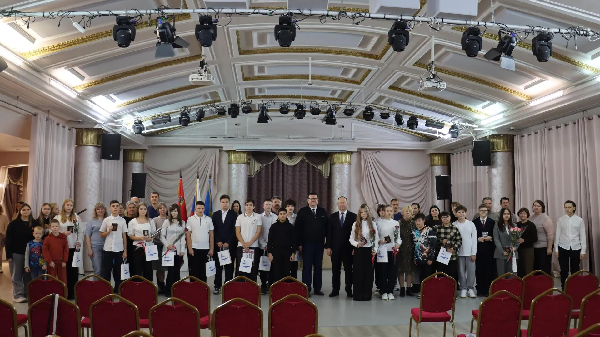 В Ступине 16 подросткам торжественно вручили первые паспорта
