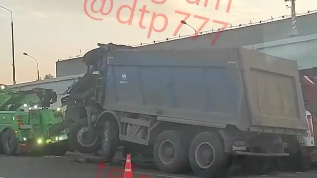 Кабины больше нет: грузовик разложился на МКАД