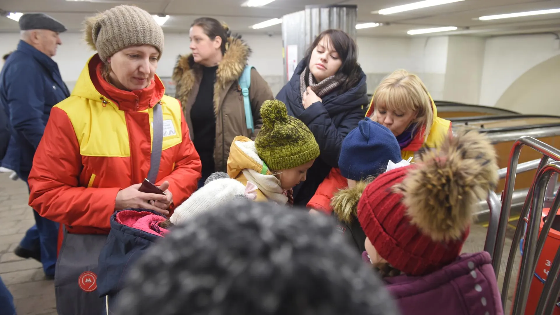 Сотрудники центра мобильности в метро сопроводили более 8 тыс детей на новогодние елки
