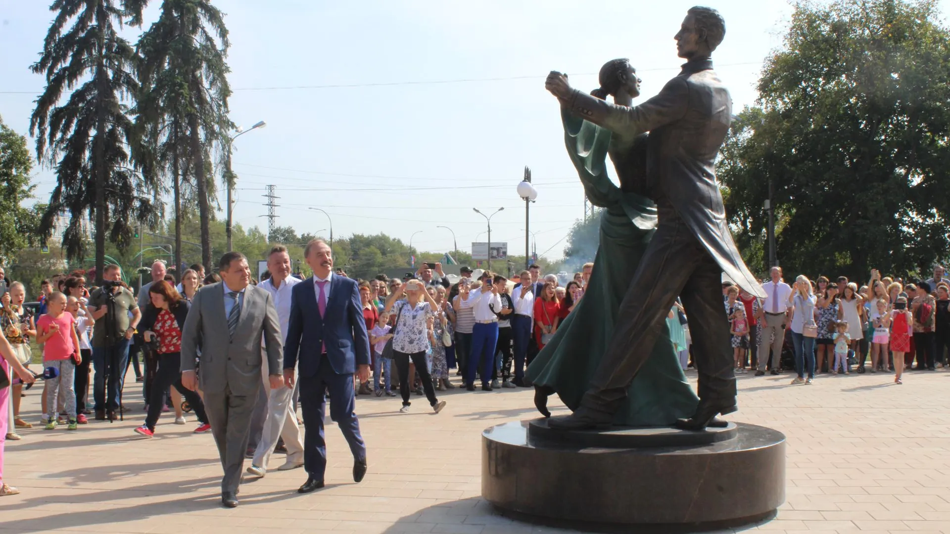 Перед входом в Центральный парк Люберец установили скульптуру танцующей пары