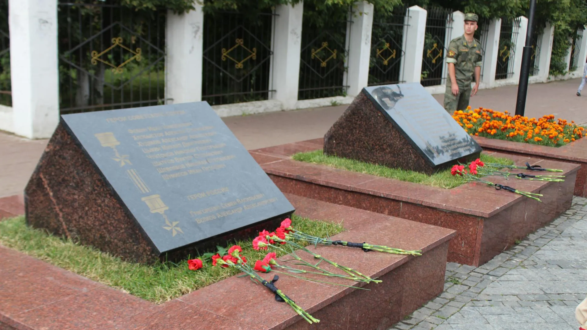 В Люберцах открыли мемориальные доски с именами Героев на Вечном огне