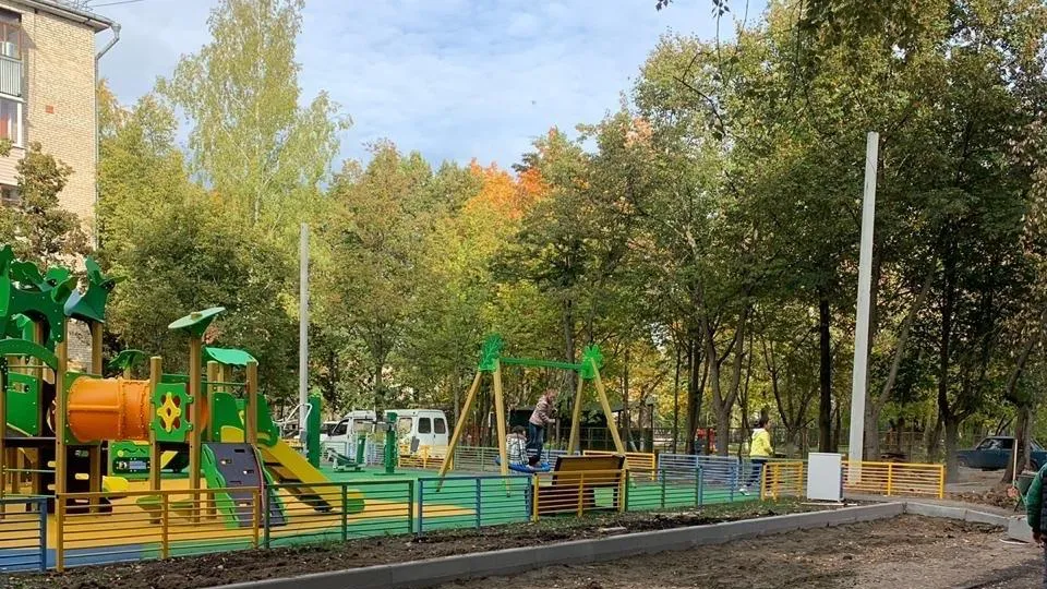 Освещение начали устанавливать на детских площадках в микрорайоне Климовск Подольска