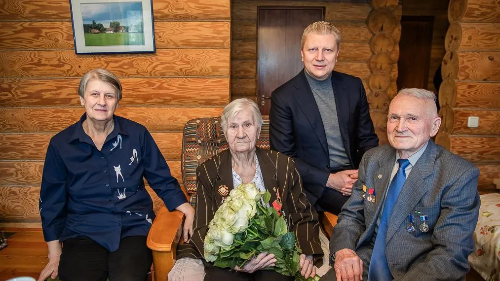 Глава Одинцовского округа вручил медаль «80 лет Победы» участнице ВОВ Яловской