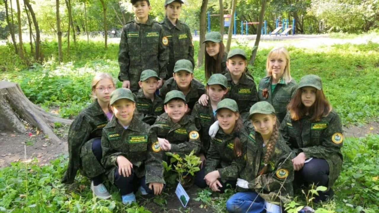 Юные лесничие из Истры подарили городскому парку сеянцы каштанов