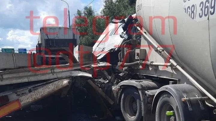 У грузовика отвалилась кабина: жесткое ДТП с погибшим произошло в Подмосковье