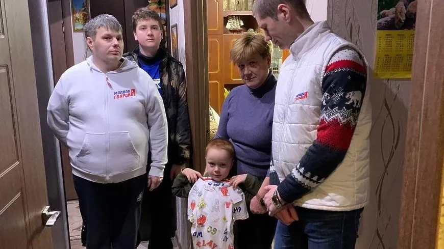 Молодогвардейцы Балашихи передали детские вещи семье мобилизованного