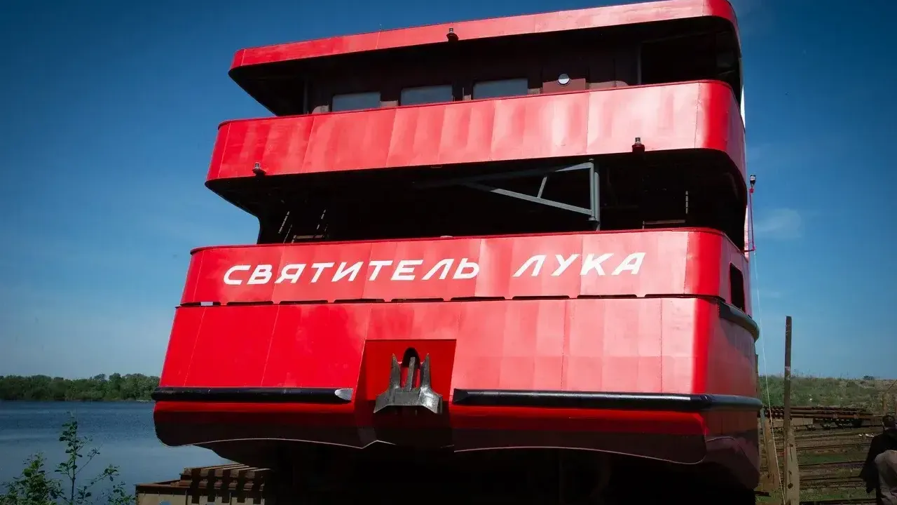 В Коломне торжественно спустили на воду плавучую поликлинику для Ханты-Мансийска