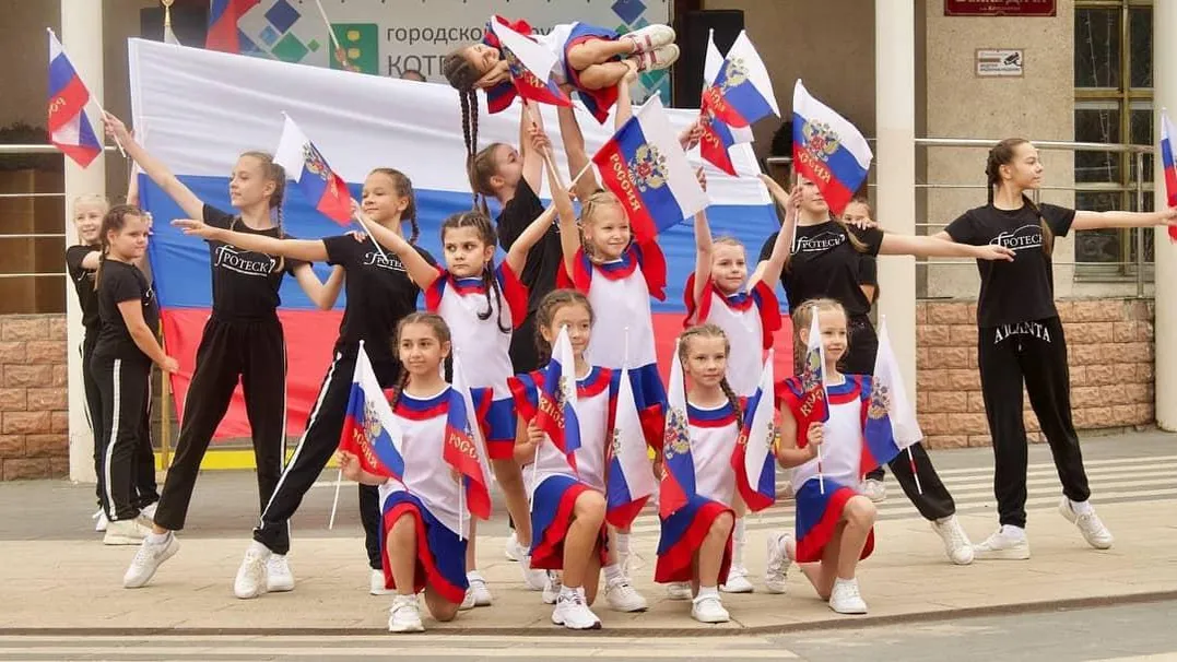 Велосипедисты с триколором проехались в Котельниках в День российского флага