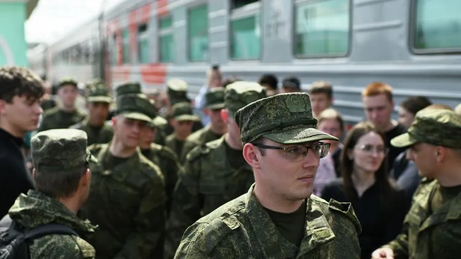Обращение к Белоусову не помогло: срочникам не поднимут зарплаты — в чем причина